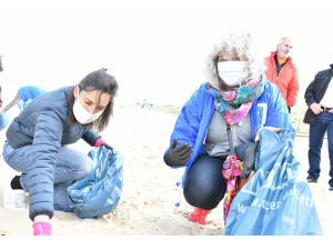 Francia, multe fino a 750 euro per chi getta mascherine per terra: pronto un decreto