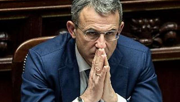 Immagine: Scivolone del ministro Costa: ‘Il guanto di plastica va gettato nella plastica’