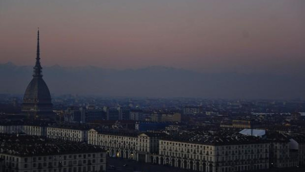 Immagine: Che aria tira a Torino e nelle scuole? Non buona: in gran parte della città concentrazioni di NO2 superiori ai limiti di legge