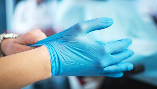 Immagine: Fase 3, finisce il momento dei guanti monouso: non sono più obbligatori né raccomandati come protezione anti Covid