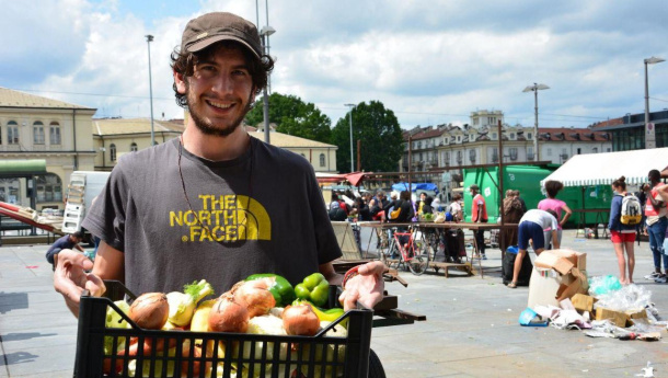 Immagine: Studenti fuori sede a Porta Palazzo: dalla pasta in bianco a una dieta più ricca grazie al cibo di recupero | Parte 2