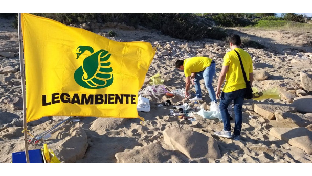 Immagine: Legambiente, beach litter in Puglia: 475 rifiuti ogni 100 metri lineari di spiaggia, domina sempre la plastica