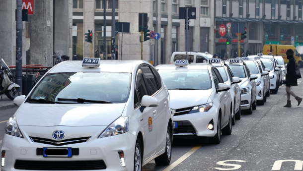 Immagine: Milano: anziani, medici, persone con disabilità, dal Comune voucher per corse taxi scontate