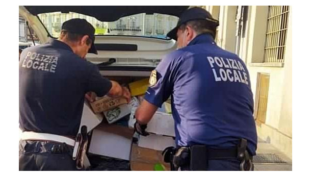 Immagine: Torino: la polizia municipale sequestra 25.500 sacchetti di plastica venduti abusivamente agli ambulanti di Porta Palazzo