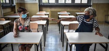 Il Ministero avvia la distribuzione delle mascherine usa e getta alle scuole ma sull'uso è scontro Governo-Regioni