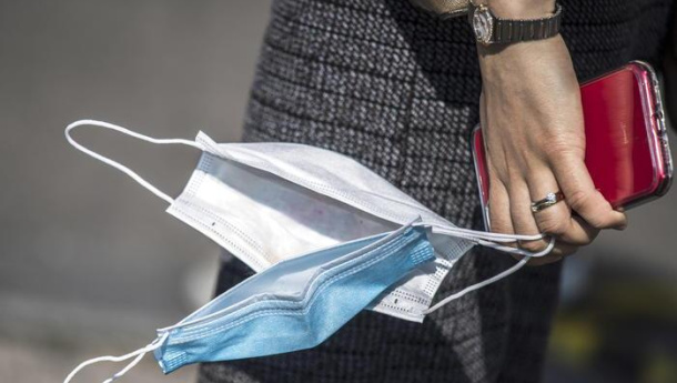 Immagine: Zero Waste Italy, lettera aperta a Conte: 'Mascherine usa e getta a scuola decisione scellerata e diseducativa'