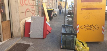 Roma, abbandono rifiuti continuo: tra giugno e agosto rimosse dalla strada 1.200 tonnellate di ingombranti