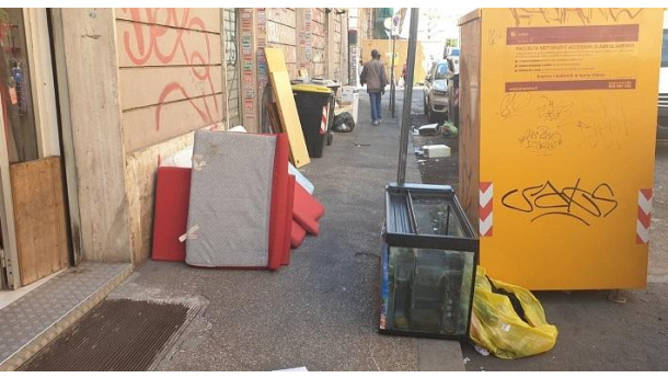 Immagine: Roma, abbandono rifiuti continuo: tra giugno e agosto rimosse dalla strada 1.200 tonnellate di ingombranti