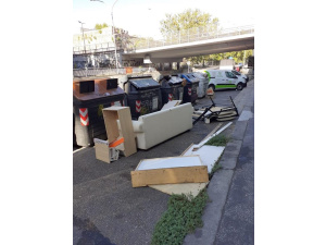 Roma, abbandono rifiuti continuo: tra giugno e agosto rimosse dalla strada 1.200 tonnellate di ingombranti