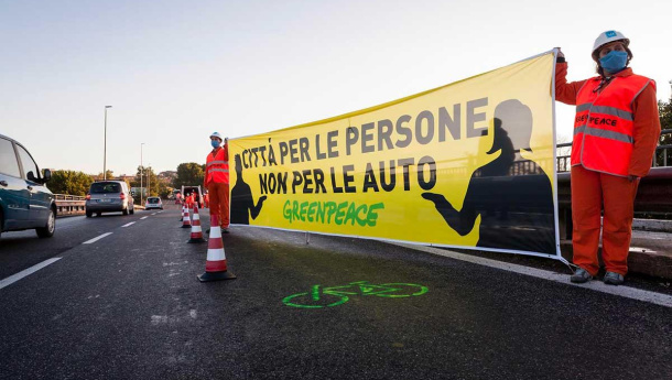 Immagine: Greenpeace in azione a Roma: 'Nelle nostra città ripartire dalla mobilità sostenibile'