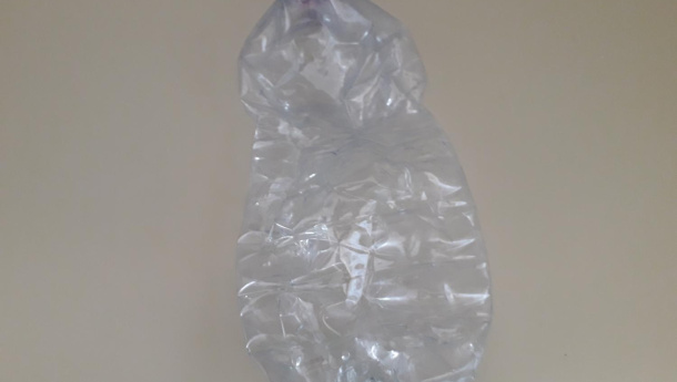 Immagine: Raccolta differenziata. Ecco come vanno schiacciate le bottiglie di plastica