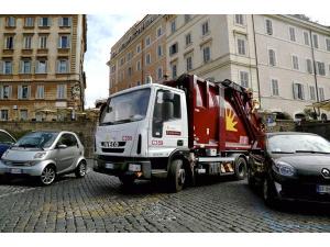 Rifiuti di Roma, il comune boccia nuovamente il piano Ama. I nodi: chiusura di Rocca Cencia e raccolta porta a porta