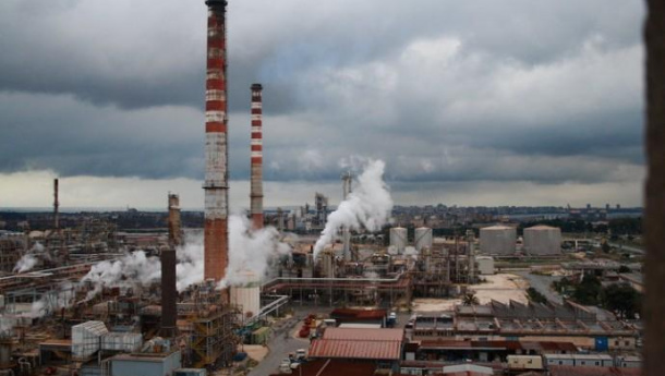 Immagine: 'Le politiche della BCE favoriscono aziende fossili come Eni e aggravano la crisi climatica' | Nuovo report Greenpeace
