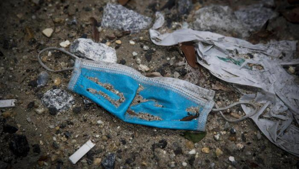 Immagine: Le mascherine usa e getta impiegano 450 anni per decomporsi