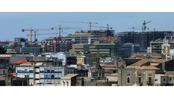 Immagine: Giornata mondiale delle città, rapporto ASviS: aumentano abusi edilizi e affollamento abitativo