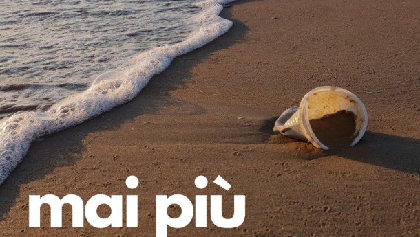 Immagine: No del Senato a prodotti in plastica monouso non compostabili, bicchieri inclusi. Il commento di Legambiente