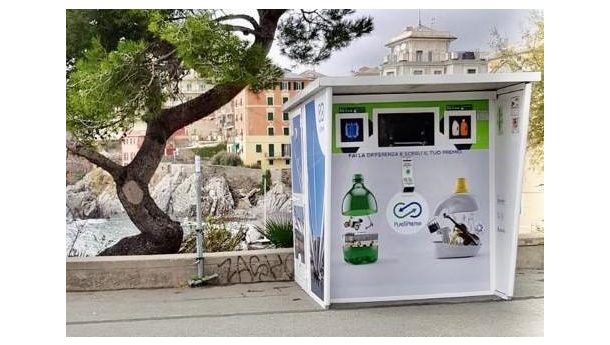 Immagine: Genova. 4 eco raccoglitori in 4 quartieri: premi e sconti in cambio di bottiglie e flaconi di plastica