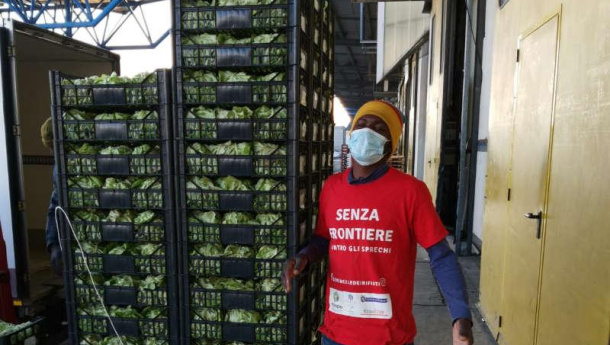Immagine: Carovana Salvacibo, dal CAAT di Torino recuperate e distribuite 180 tonnellate di frutta e verdura per contrastare l’emergenza alimentare