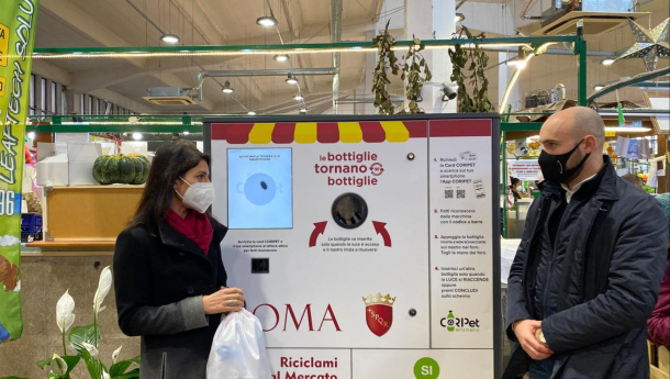Immagine: Nuovi ecompattatori nei mercati rionali di Roma: inaugurate due macchinette mangiaplastica nel mercato Tuscolano III