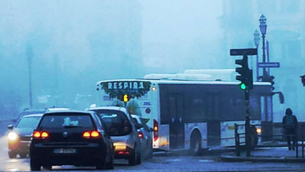 Immagine: Smog, a Torino il PM10 supera i 100 μg/m³ e rimangono sospesi gli strumenti per contrastarlo