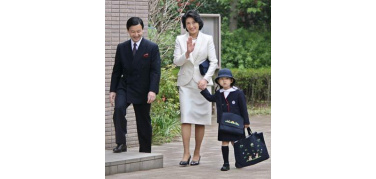 La principessa Aiko a scuola a piedi