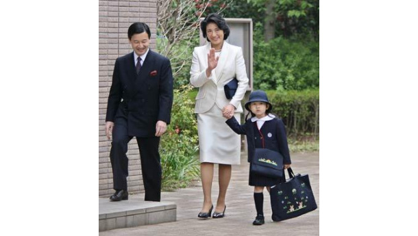 Immagine: La principessa Aiko a scuola a piedi