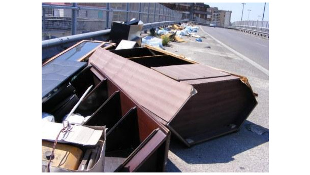 Immagine: La raccolta differenziata nella periferia napoletana