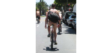 Ciclonudista contro il traffico e l’inquinamemto