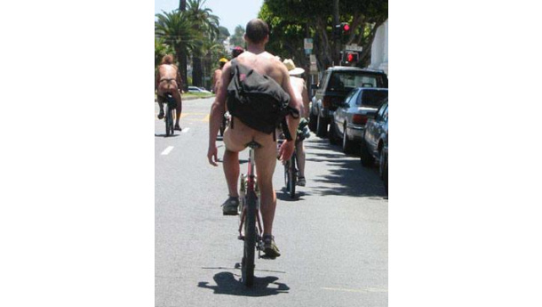 Immagine: Ciclonudista contro il traffico e l’inquinamemto