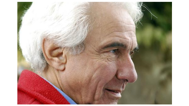 Immagine: Gigi Riccardi pedala verso il cielo. Tutti in bicicletta al suo funerale