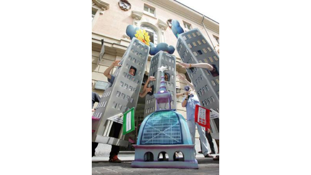 Immagine: Grattacielo Intesa-Sanpaolo al giro di boa di fine luglio