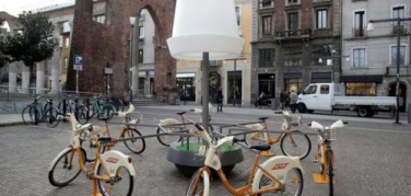 Il bike-lamp milanese: pedali e illumini la lampada di Natale