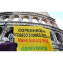 Immagine: Greenpeace sul Colosseo per chiedere accordo sul clima