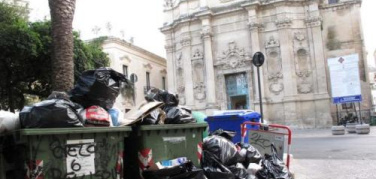 Bloccata la raccolta rifiuti nelle strade di Lecce