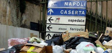 Rifiuti, Commissione Ue: l'emergenza in Campania non è finita. Restano congelati i 500 milioni