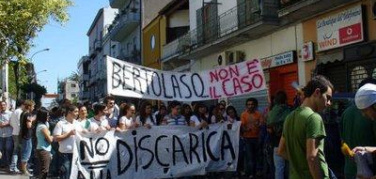 Napoli, 250 tonnellate di rifiuti in strada, ma il Comune stavolta non vuole colpe