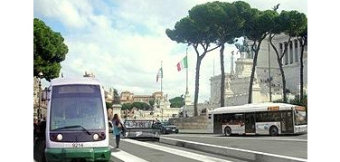 Il capolinea del tram 8 presto spostato a Piazza Venezia. Il Campidoglio lancia una consultazione popolare