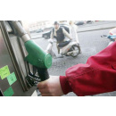 Immagine: Carburante: calano i prezzi ma anche i consumi