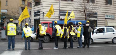 Blitz a San Giovanni degli ambientalisti contro l'abolizione di una corsia preferenziale per gli autobus
