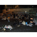 Immagine: Napoli affonda sotto i rifiuti. Comune e Regione litigano