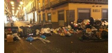 Rifiuti, accordo raggiunto tra Comune e Regione per liberare le strade di Napoli