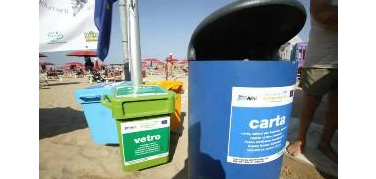Quattro cestini sulle spiagge romagnole: la vacanza diventa verde (ma anche gialla, blu e viola)