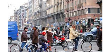 Ai milanesi piace andare in bicicletta