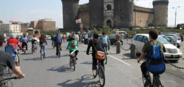 Biciclette e mezzi pubblici, a Napoli il turismo diventa sostenibile