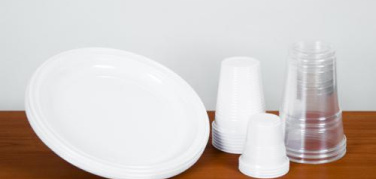 Piatti e bicchieri di plastica monouso: dal 1° luglio 2012 pagano il contributo ambientale. Corepla: “Speriamo di partire prima di luglio con la raccolta differenziata”