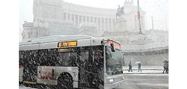 Roma si sveglia sotto la neve, in vigore il piano trasporti di emergenza