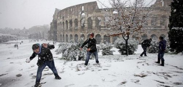 Neve a Roma: si circola solo con catene a bordo. Stop anche a moto e motorini