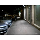 Immagine: Strade sovrailluminate in città: notturno romano | Video