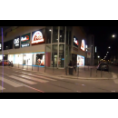 Immagine: Strade sovrailluminate in città: mezzanotte milanese | Video