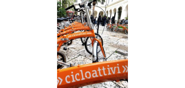 Cicloattivi università fa tappa al Politecnico di Bari: consegnate 217 biciclette